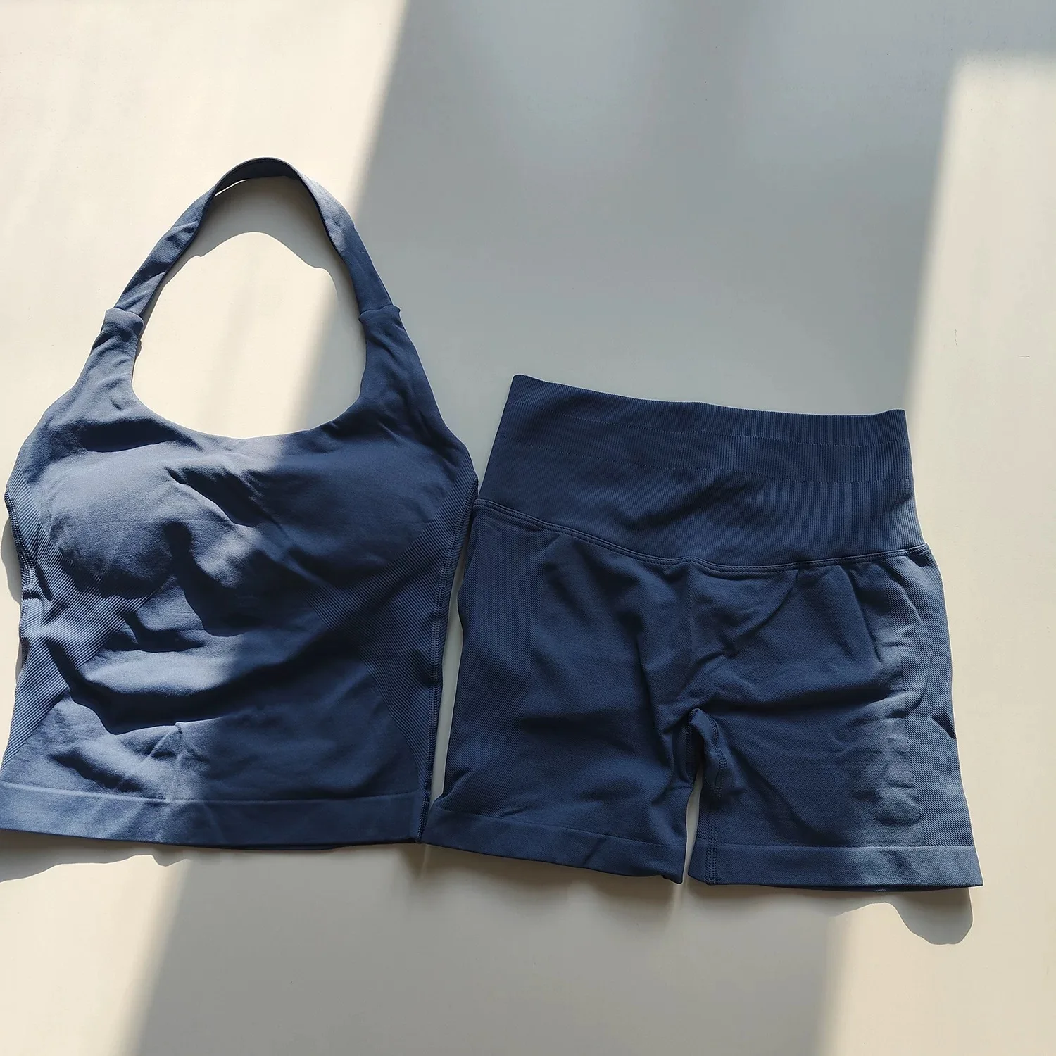 Halter-Neck Rückenfreies Yoga-Outfit Zweiteiliges Set für Damen, Push-Up Sport-BH + Hochgeschnittene Po-Formende Fitness-Shorts – Detail 12