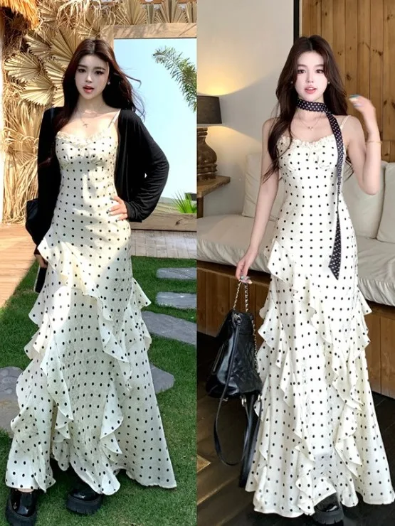 

Комплект из двух предметов: платье в горошек больших размеров и черный вязаный кардиган на бретельках для женщин. Модный весенний комплект для стройности.