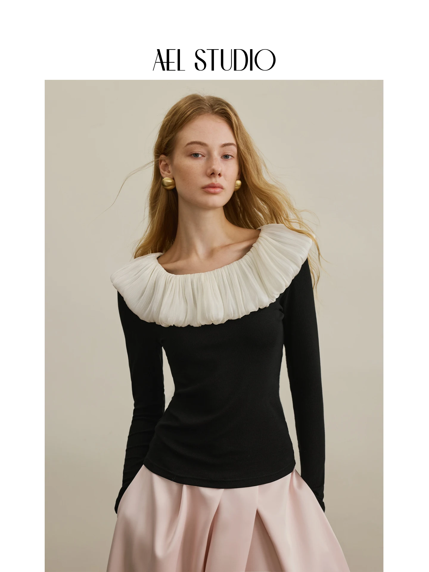 

Оригинальный комплект AEL: футболка с воротником-облаком и юбка из шелка и шерсти, с цветными вставками, длинными рукавами, облегающий крой, однотонный.