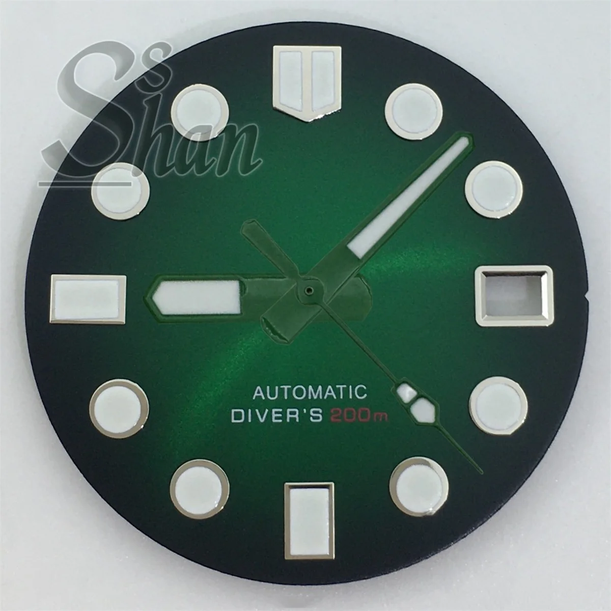 29 mm grünes Leuchtzifferblatt und Zeiger passen auf das NH35-Uhrwerk. Das Datumsfenster passt die 3-Uhr-Krone und die 3,8-Uhr-Krone