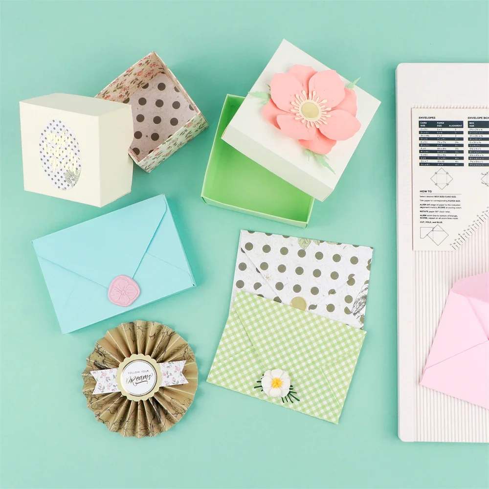 

Доска для подсчета 12x12 дюймов для изготовления конвертов/коробки для конвертов/подарочной коробки Большая табло для подсчета с костной папкой и треугольным направляющим 2025