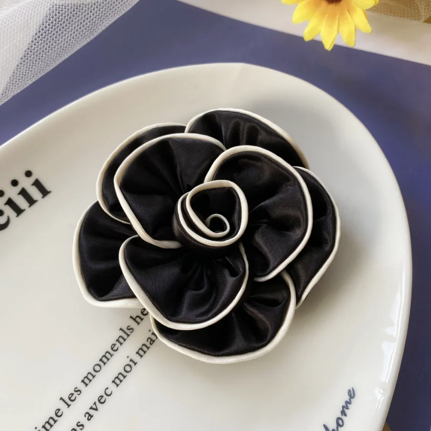New Fabric Flower Brooches for Women Multi-layer Suit Sweater Badge Black White Lapel Pins for Women Luxury Jewelry Accessories