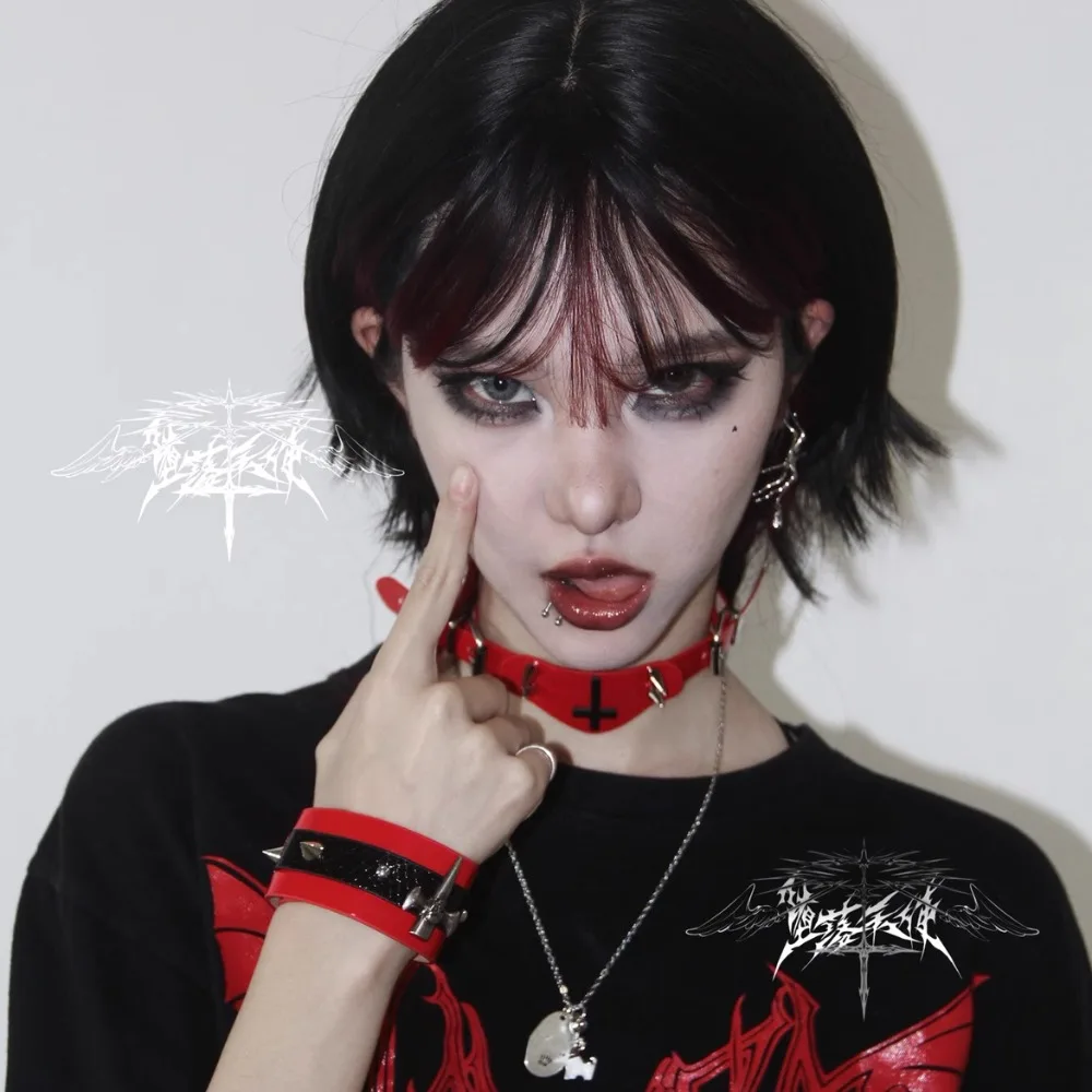 Original Subculture Dark สีแดงและสีดํา Rivets โลหะ CROSS Punk SNAKE Skin Cool สร้อยข้อมือสาวอินเทรนด์สวมสร้อยข้อมือ