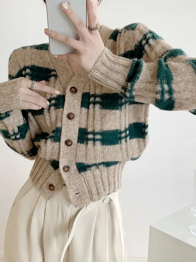 2025 가을 신상 레트로 브이넥 스트라이프 컬러 블록 니트 스웨터 코트 여성용 숏 디자인 탑