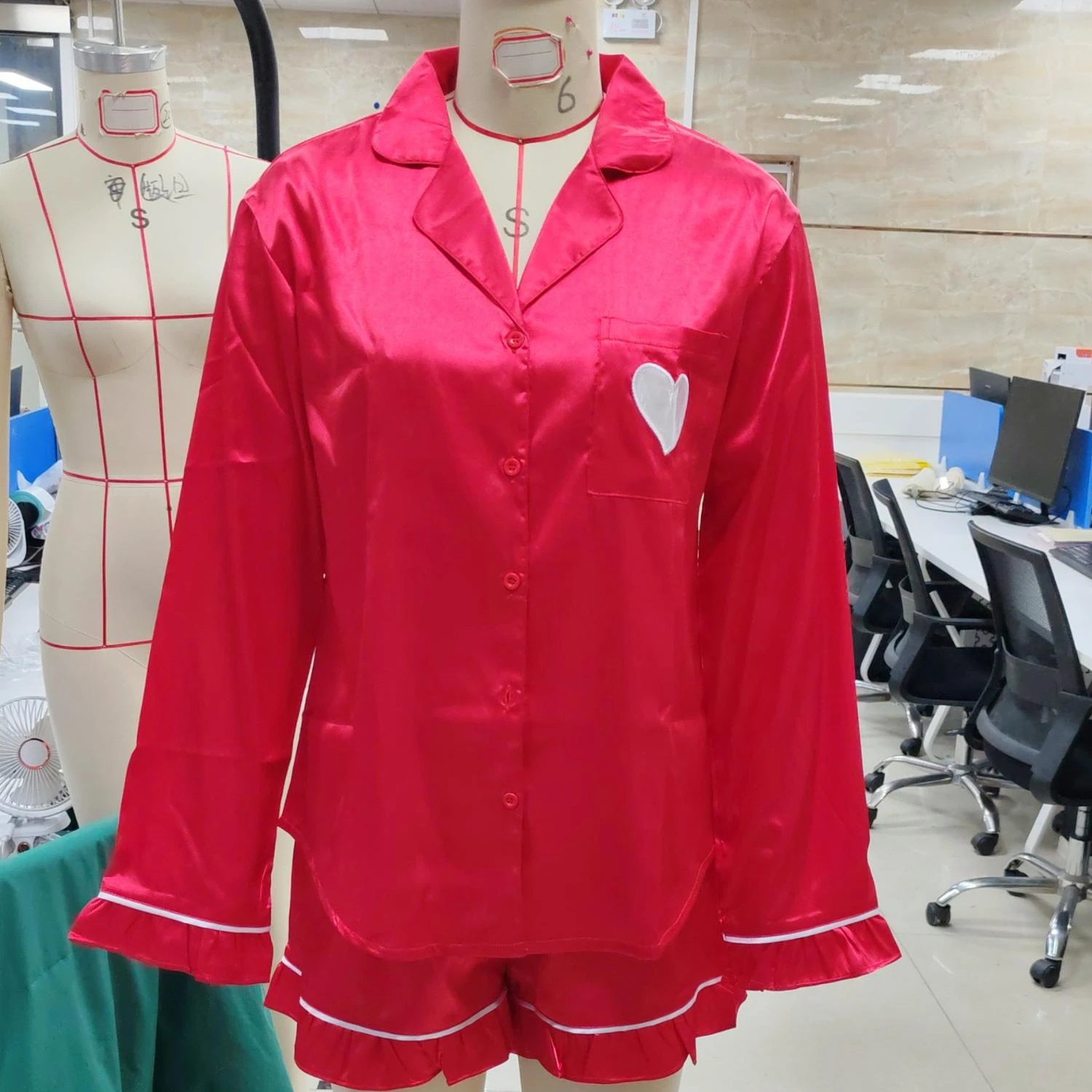 

Женский весенний атласный комплект для дома: топ с длинным рукавом и отложным воротником, шорты на резинке с карманами, вышивка, одежда для сна