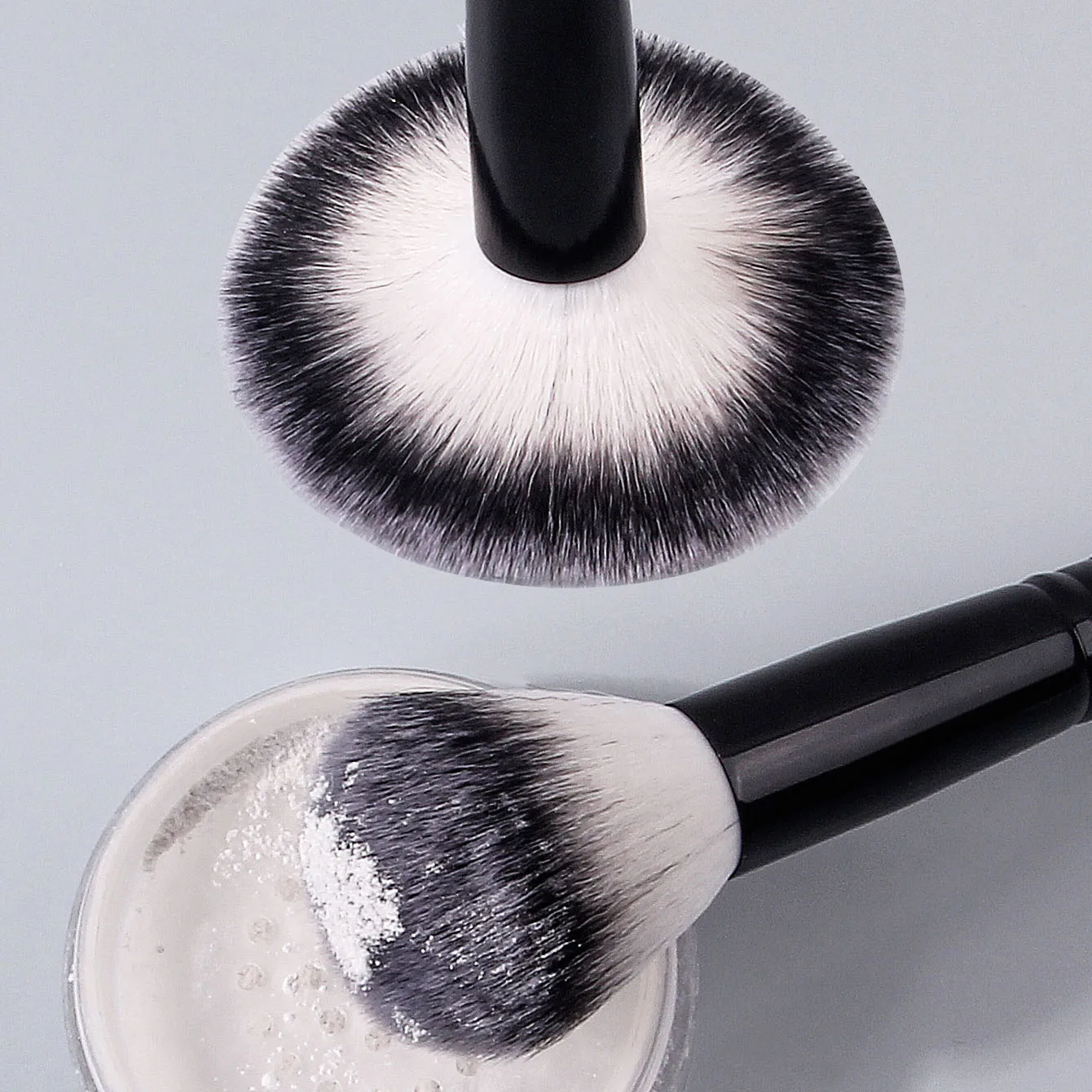 Pincel de pó facial macio portátil, 2 peças, pincel de blush e pincel de contorno + esponja de maquiagem sem entupimento