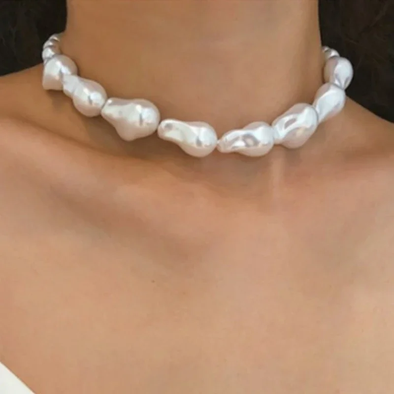 Collier de perles simulées irrégulières géométriques pour femmes, tour de cou court populaire, bijoux modernes, cadeaux de mariage, accessoires tendance