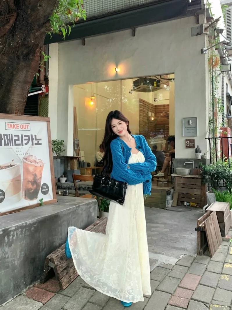 

Комплект из двух предметов: вязаная верхняя одежда с кружевными бретелями и длинным рукавом на пуговицах, а также мягкая макси-юбка с цветочным принтом для девочек