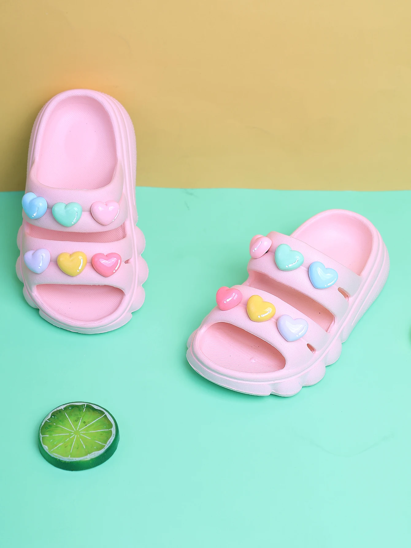 A Pair of Pink Cartoon Heart-Shaped Slippers for Boys and Girls, Non-Slip, Comfortable and Wear-Resistant Slippers