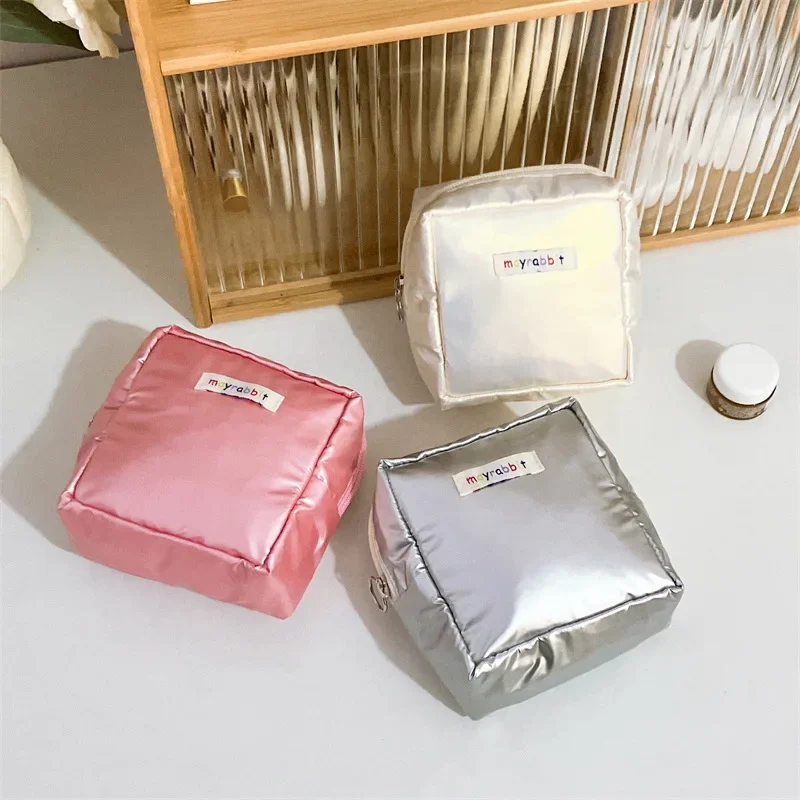 

New Fashion Solid Color Glossy Clutch Cosmetic Bag Makeup Bag Make Up Kit Portable Lipstick Bag Sanitary Napkin Organizer Pouch
