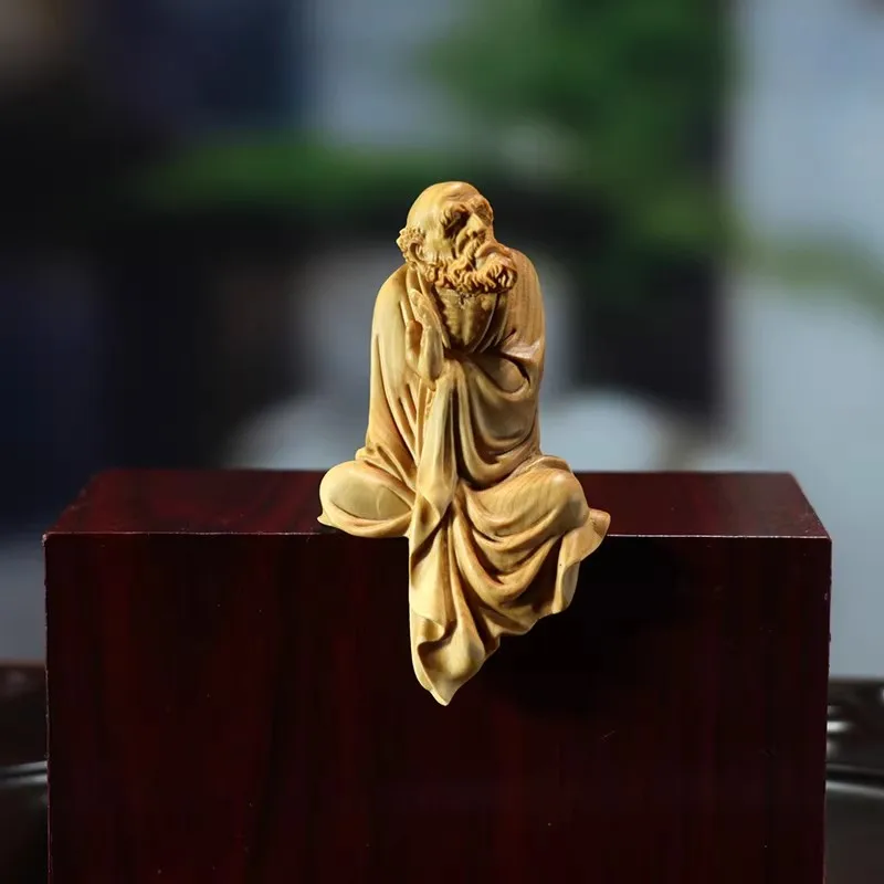 

Бодхидхарма в ладони - гладкая скульптура из самшита, приобретающая патину, живое дзен-произведение искусства и успокаивающий акцент для чайного столика