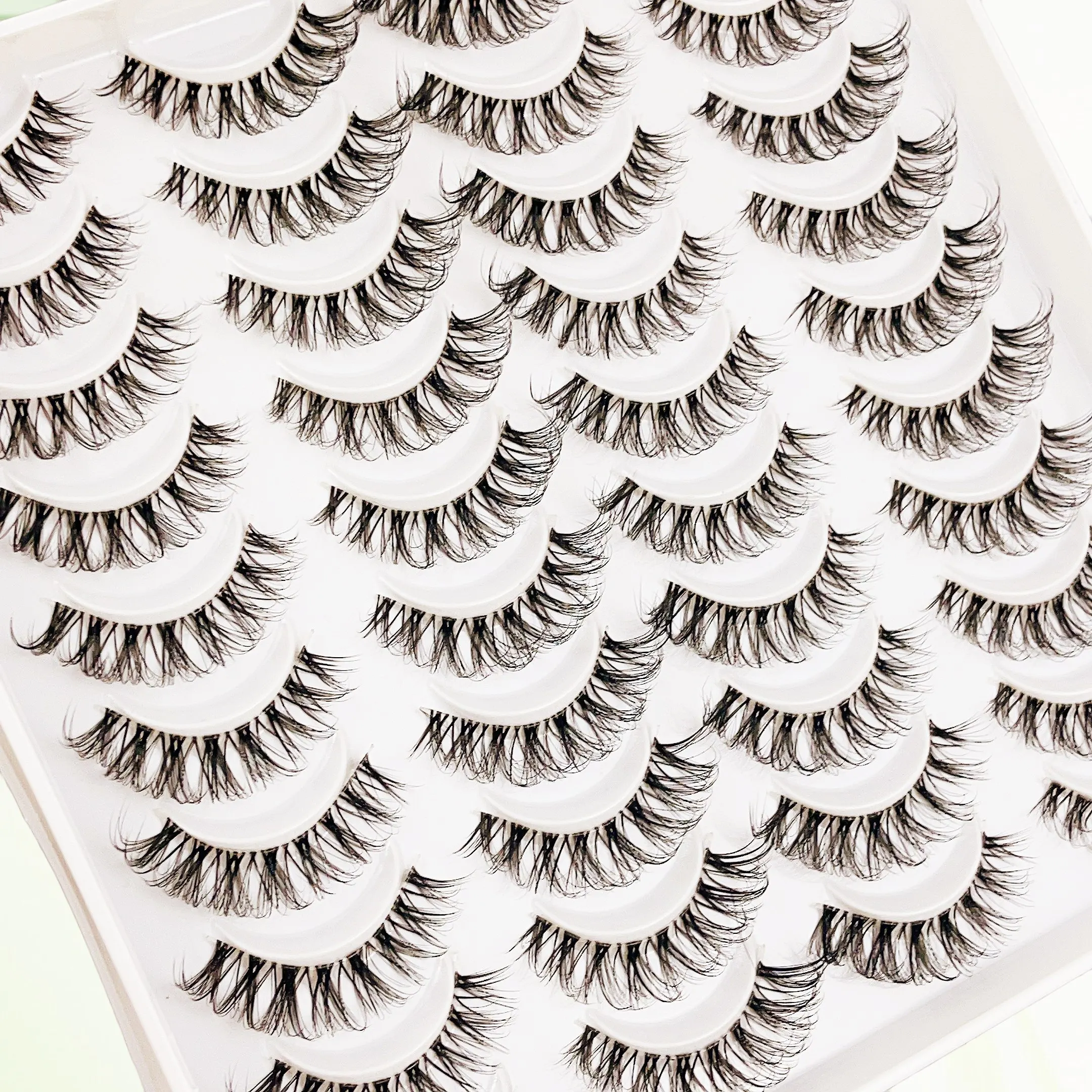 20ペアの3Dナチュラル透明クロスまつげ、低刺激性Dカール、長さ6～9mmと13～15mm、アイメイクを強調します。