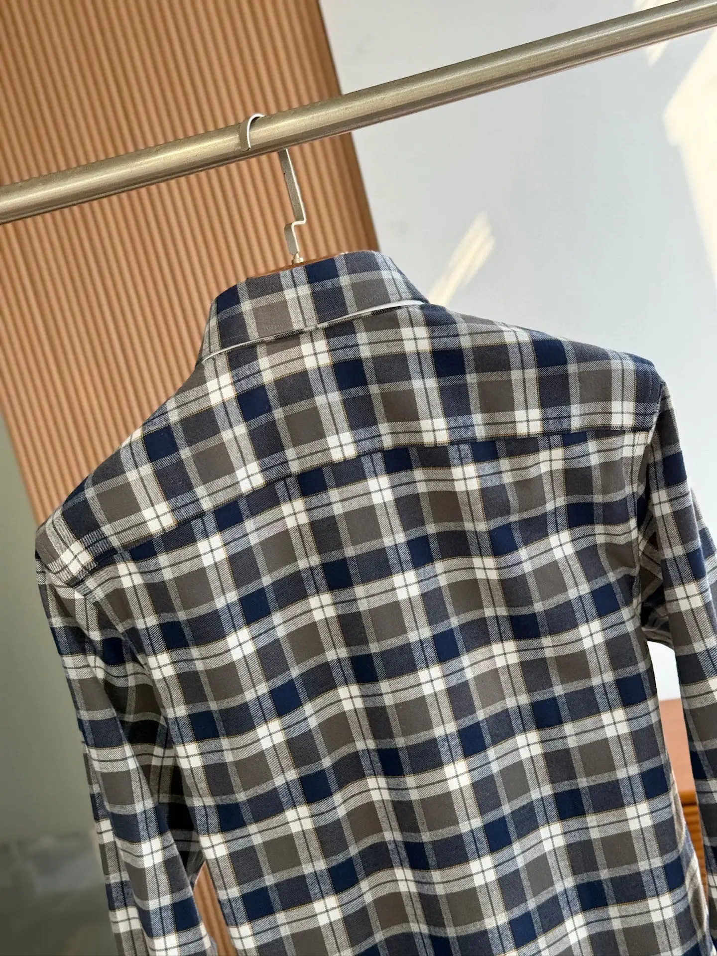 เสื้อเชิ้ตแขนยาวลำลองผ้าวูลสไตล์อิตาเลียนแบบ Old Money