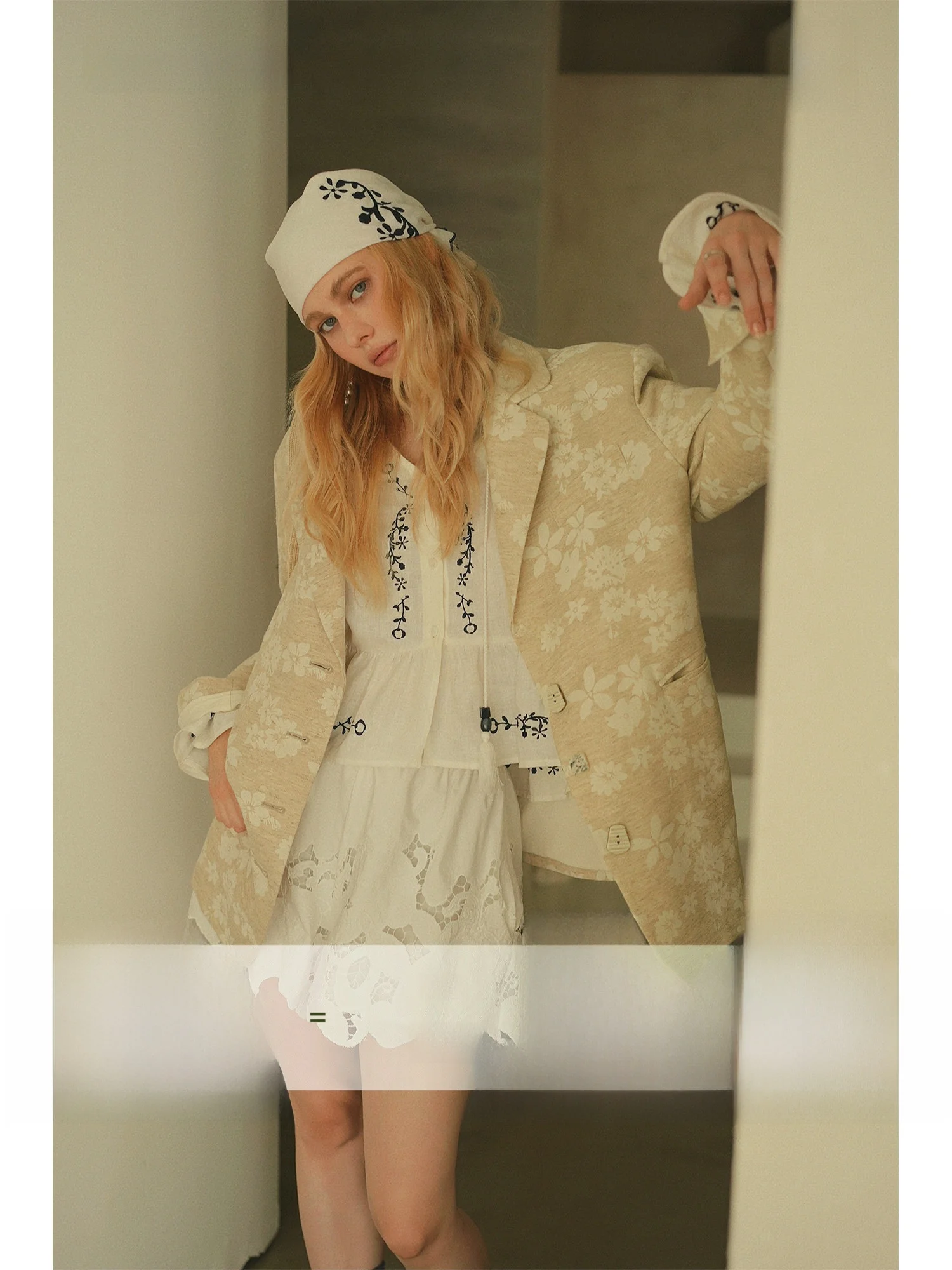 

Высококачественный льняной женский пиджак с вышивкой, ранняя осень, мягкий, элегантный, оригинальный дизайн, для офиса, с длинным рукавом, средней длины