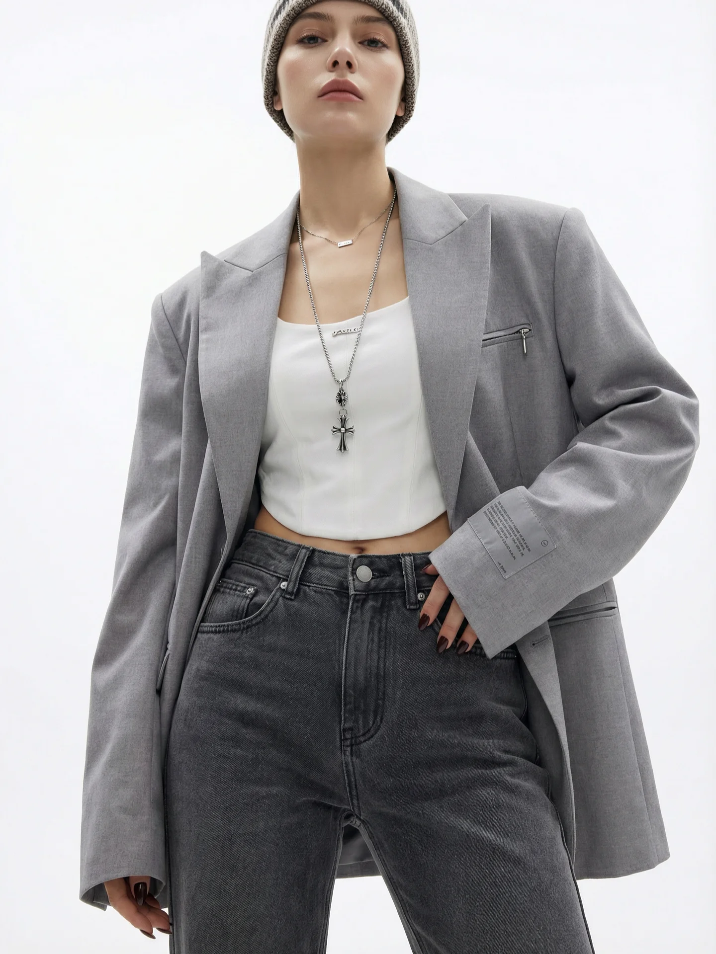 

Женский укороченный пиджак свободного кроя с широкими плечами, отложным воротником, длинными рукавами и одной пуговицей.