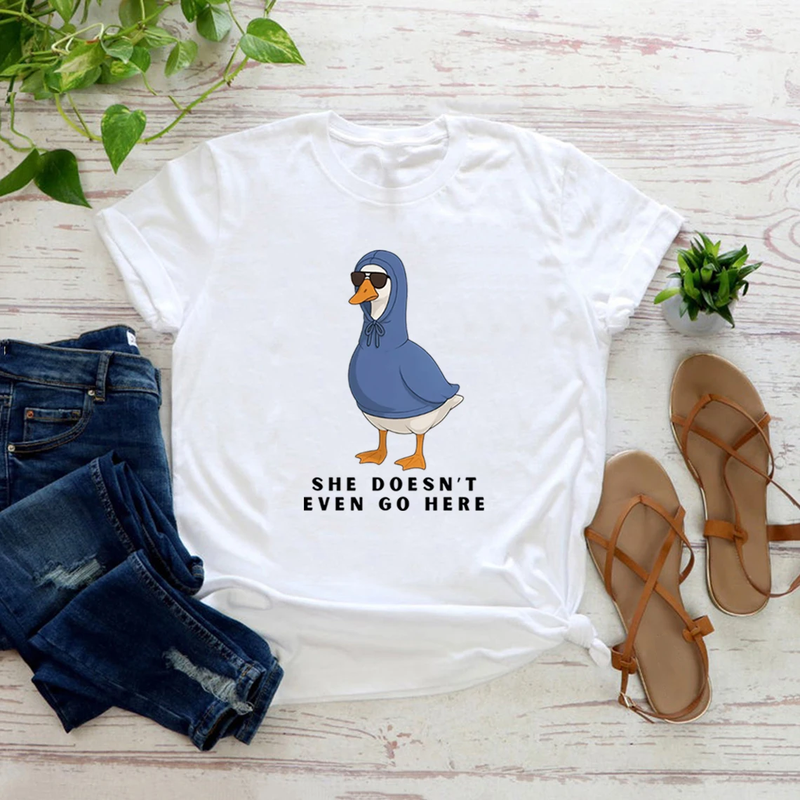 

She Doesn’t Even Go Here T-Shirt Tv Series Meme Tee Funny Goose Girl Tshirt Women Short Sleeve T-shirt Round Neck Casual Tops