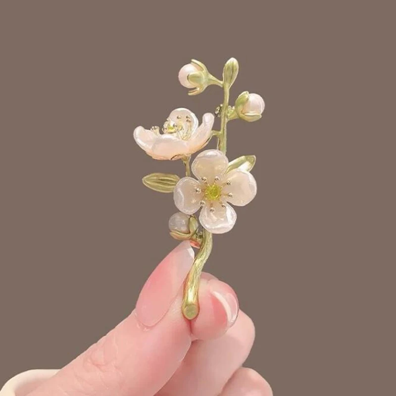 Fresh Green Jasmine Brooch for Women High-grade Fashion Pearl Flower Brooch Vintage Anti-slip Pins Clothing Accessories