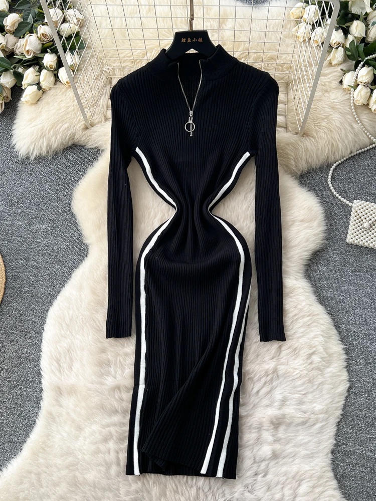 Sweter damski z dzianiny w stylu retro, z kołnierzem stójką, zapinany na zamek, długi rękaw, blok kolorów, w paski, z podkreśleniem talii.