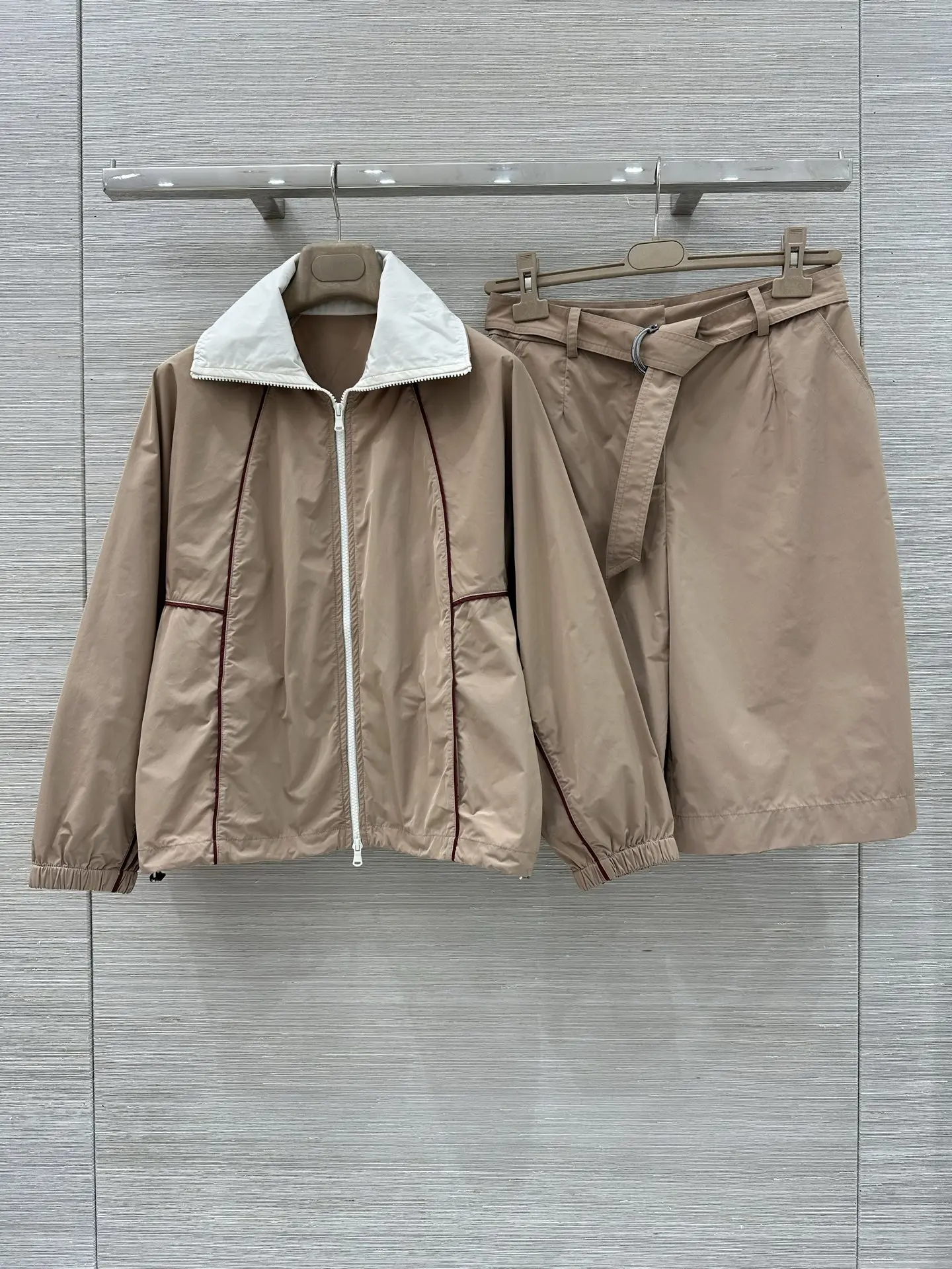 

Женский свободный комплект из 2 предметов: куртка с длинными рукавами и отложным воротником + прямые шорты с высокой талией, повседневный костюм