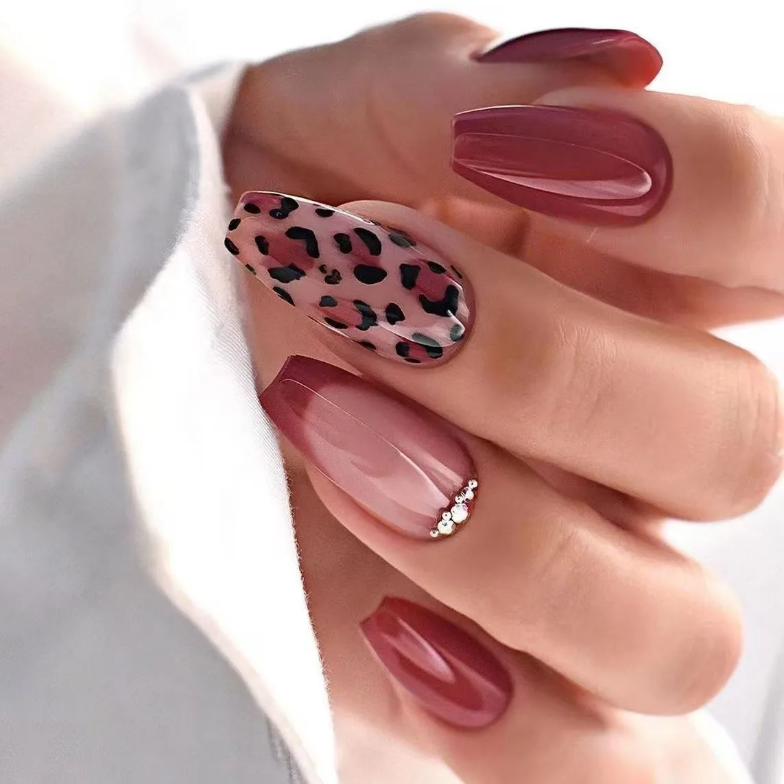 

24PCS Retro Red French False Nails with Glue Simple Leopard Print Patterns Ballet Press on Nails Sweet Cool Wearable Square Nail