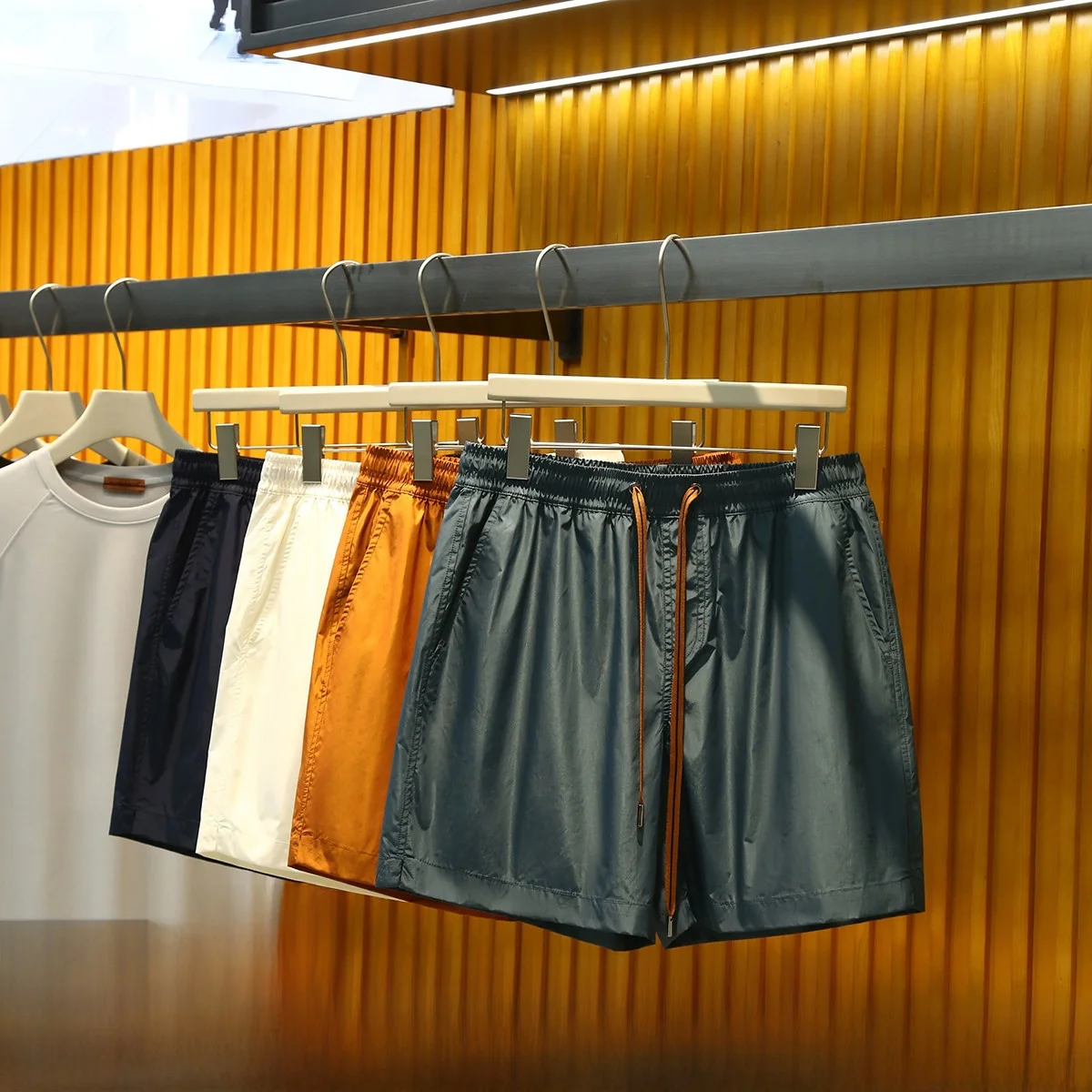 

Итальянская роскошная металлическая блестящая ткань, уличная дышащая летняя мужская пляжная ткань, повседневная прямая тонкая молодежная активная однотонная ткань