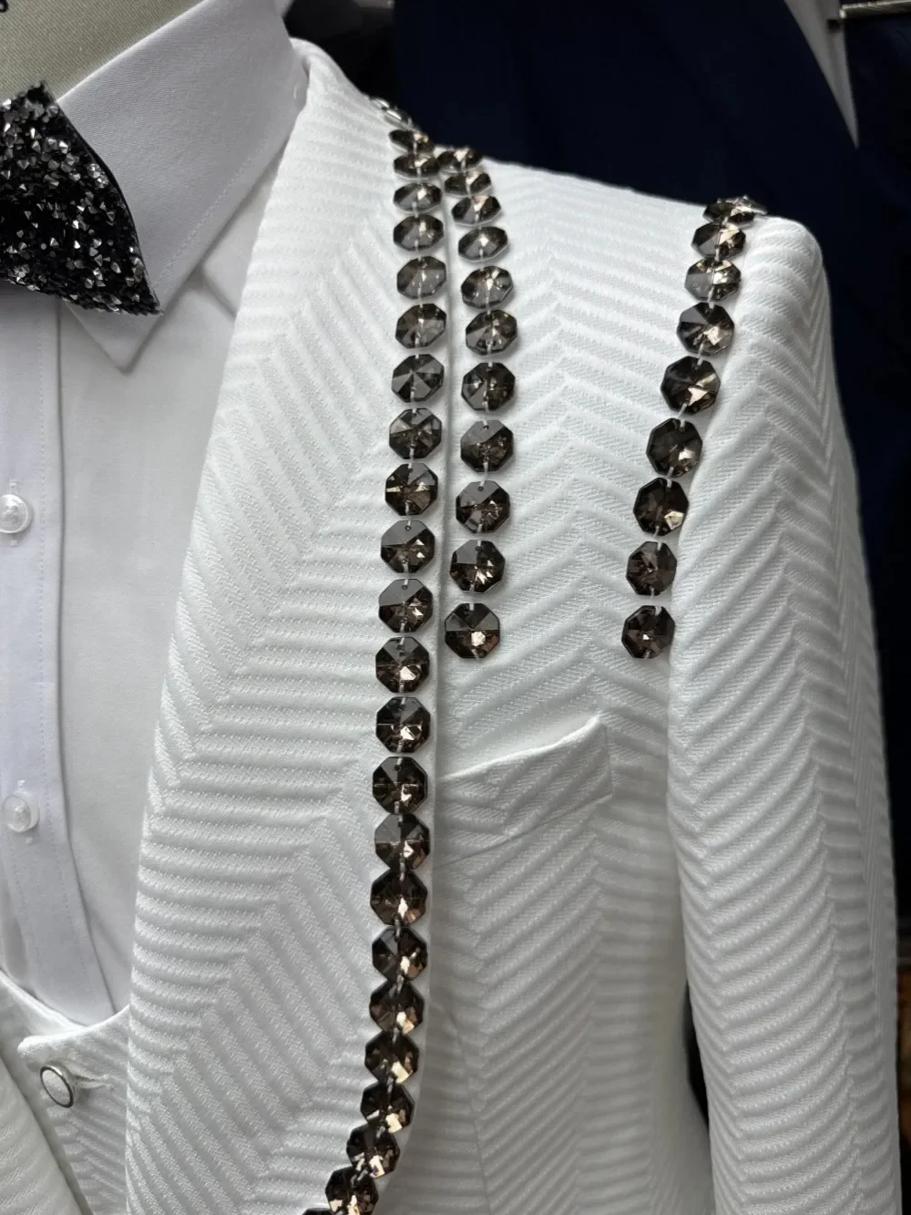 Handsome Men Suits Tailor-Made 3 Pieces Beaded Shawl Lapel Herringbone Jacket Blazer One Button Groom Customized Coat Vest Pants