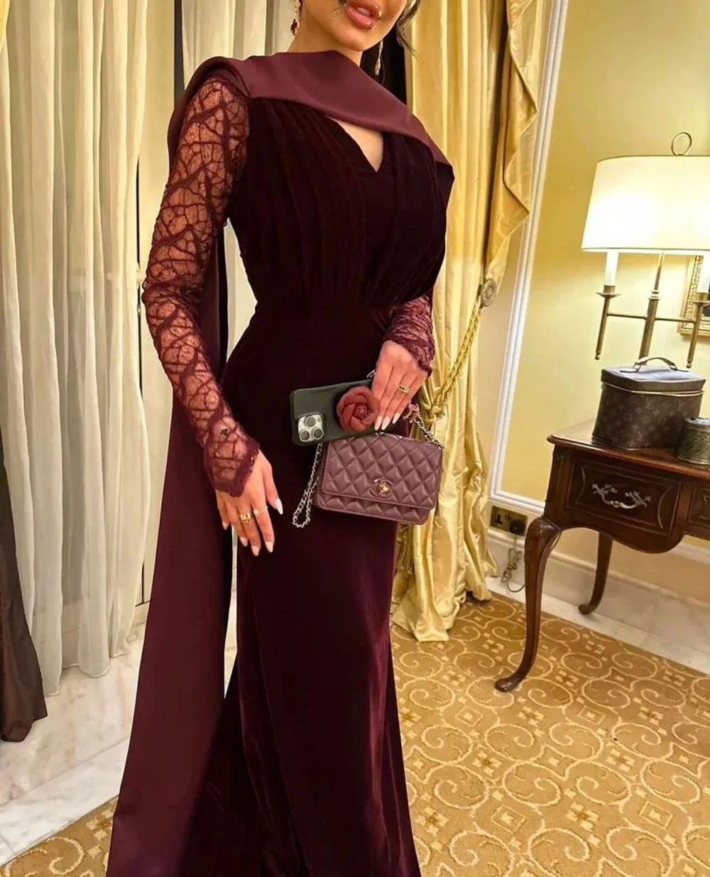 فساتين سهرة أنيقة مخصصة باللون العنابي فساتين حفلات حورية البحر دانتيل أحمر خمري لحفلات الزفاف 2025 بأكمام طويلة مع شال