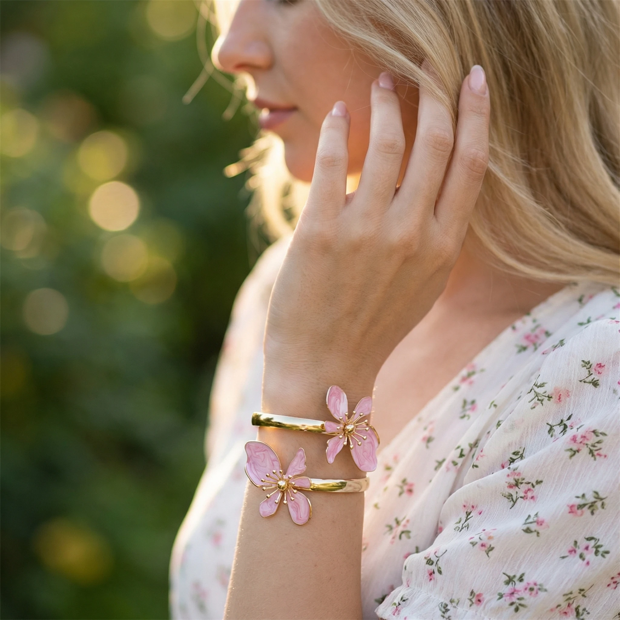 Großhandel Romantische Rosa Emaille-Blumen-Armbänder für Frauen Vintage Goldfarbene Florale Offene Manschettenarmbänder Elegante Schmuckgeschenke – Detail 4