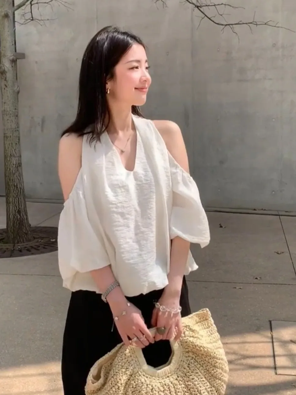 

Белая женская блузка с V-образным вырезом и открытыми плечами, свободного кроя, в корейском стиле, шикарный дизайн, лето 2026, новая модная универсальная модель