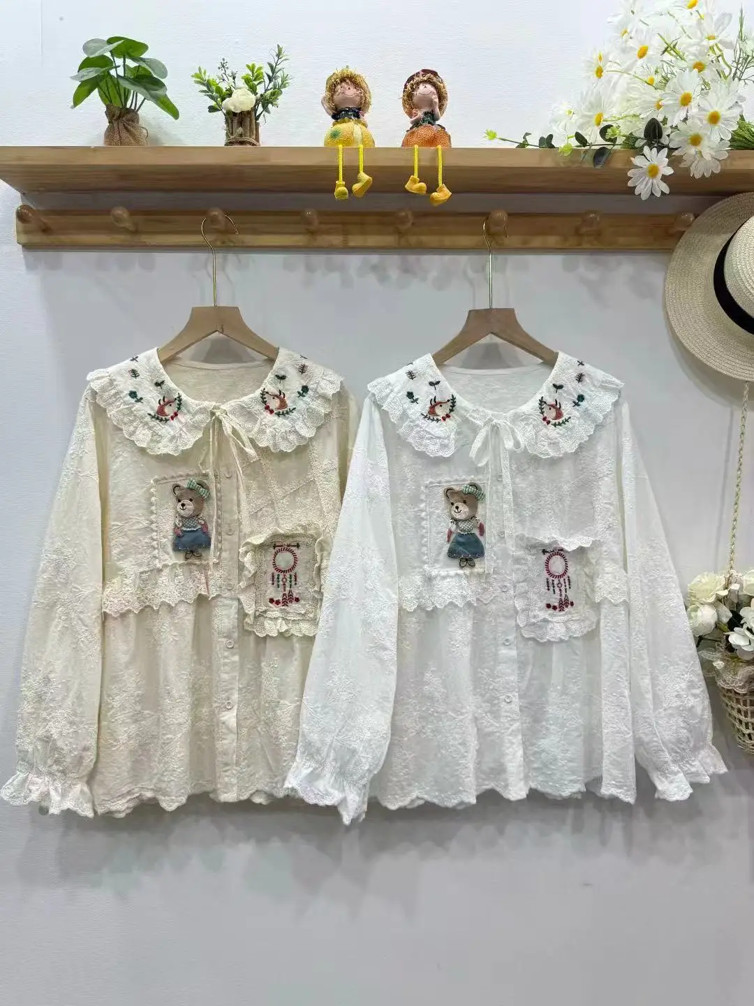 เสื้อเชิ้ตแขนยาวผ้าฝ้ายฤดูใบไม้ร่วงปี 2025 ใหม่ ผู้หญิง คอปีเตอร์แพน ปักลายลูกไม้ สไตล์โมริเกิร์ล ลดอายุ ทรงหลวม รุ่น T59318CC