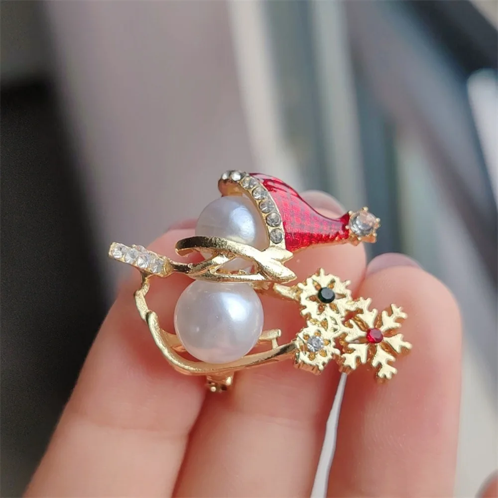 السنة الجديدة دبوس الأحمر عيد الميلاد ثلج بروش جميل المينا دبابيس ندفة الثلج عيد الميلاد بروش حجر الراين اللؤلؤ سترة وشاح شارة طفل هدية