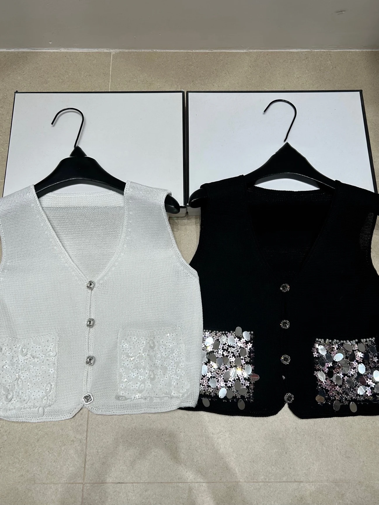 

Модный бренд VIBE: Весенне-летний женский вязаный жилет с V-образным вырезом, без рукавов, на пуговицах, с яркими пайетками и карманами, из льна, верхняя одежда