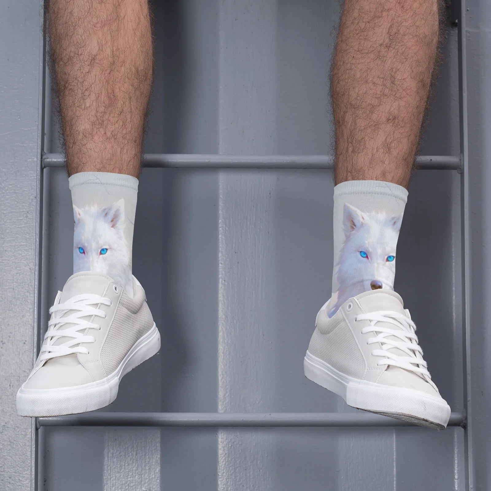 Novidade meias de cano médio com estampa de lobo branco selvagem com olhos azuis – unissex macias e confortáveis respiráveis para entusiastas da moda