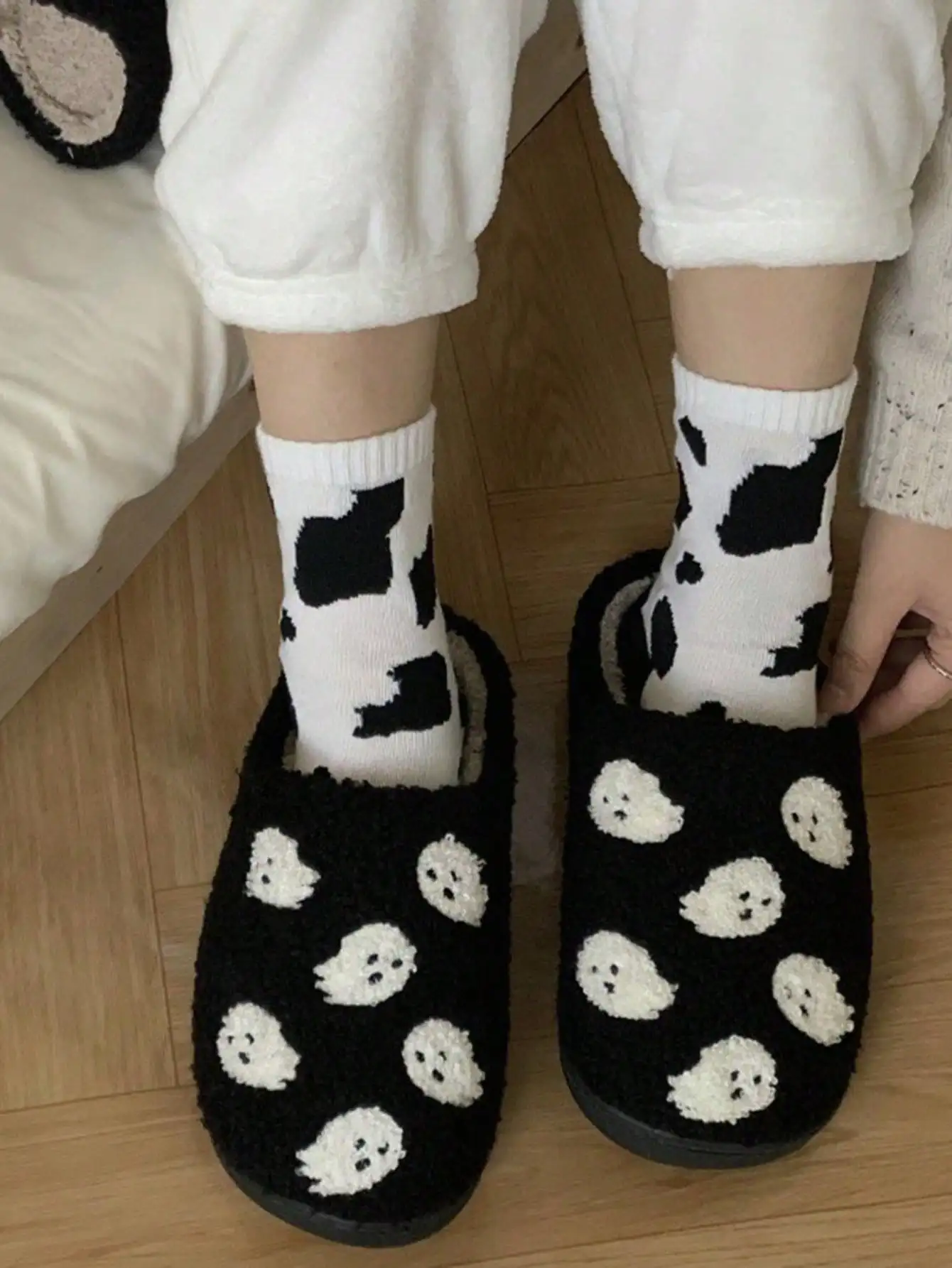 Herbst Winter Halloween Geister-Stickerei Flauschige Plüsch-Hausschuhe Warm Rutschfest Unisex Geschlossene Zehen Indoor Schlafzimmer-Schuhe – Detail 1