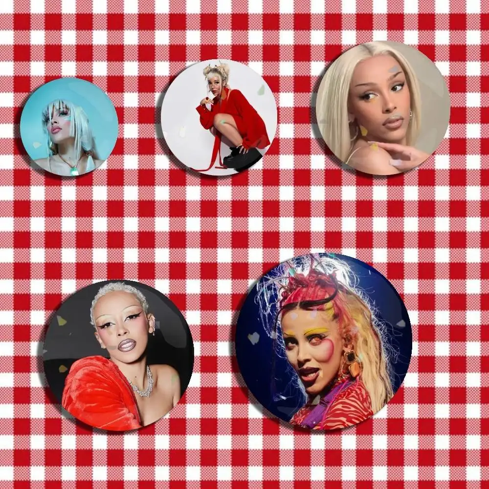 

Singer D-Doja Cat Kiss me More Laser Badge Creative Pins Brooch for Bag Clothes Hat Decor Gifts Fans Collect