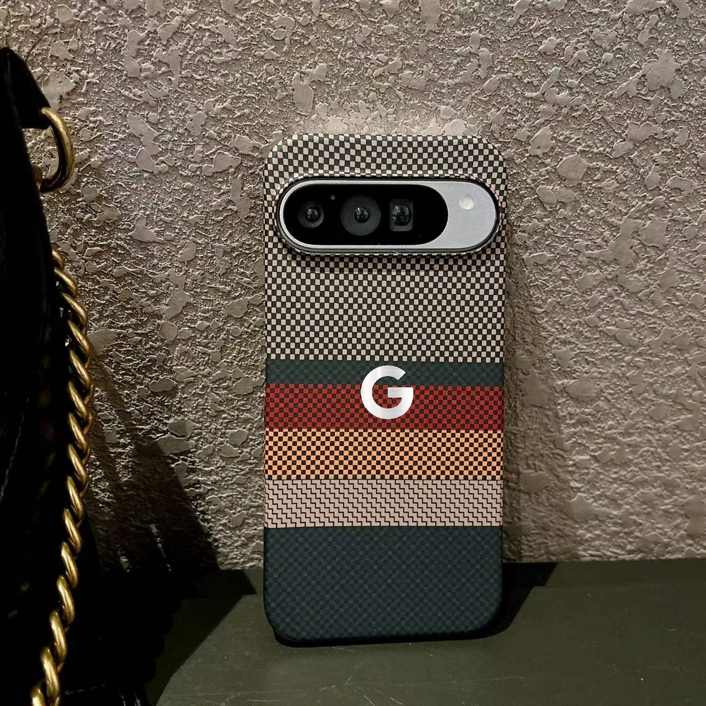 Image of Luxuriöse Schlanke Carbonfaser-Textur Magnetische Ladehülle für Google Pixel 11 10 9 Pro XL 9A 8 7 Pro Halbtransparente Schutzhülle