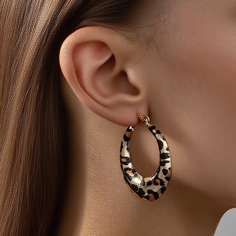1pair Minimalist Leopard C-Shape Earrings – Trendy & Elegant Statement Studs for Daily Wear.