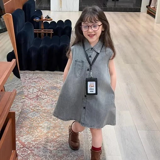 Vestido Infantil Feminino 2026 Primavera Verão Novo Estilo Coreano Roupa Infantil Menina Bebê Vestido Simples Sem Mangas com Gola Cowboy