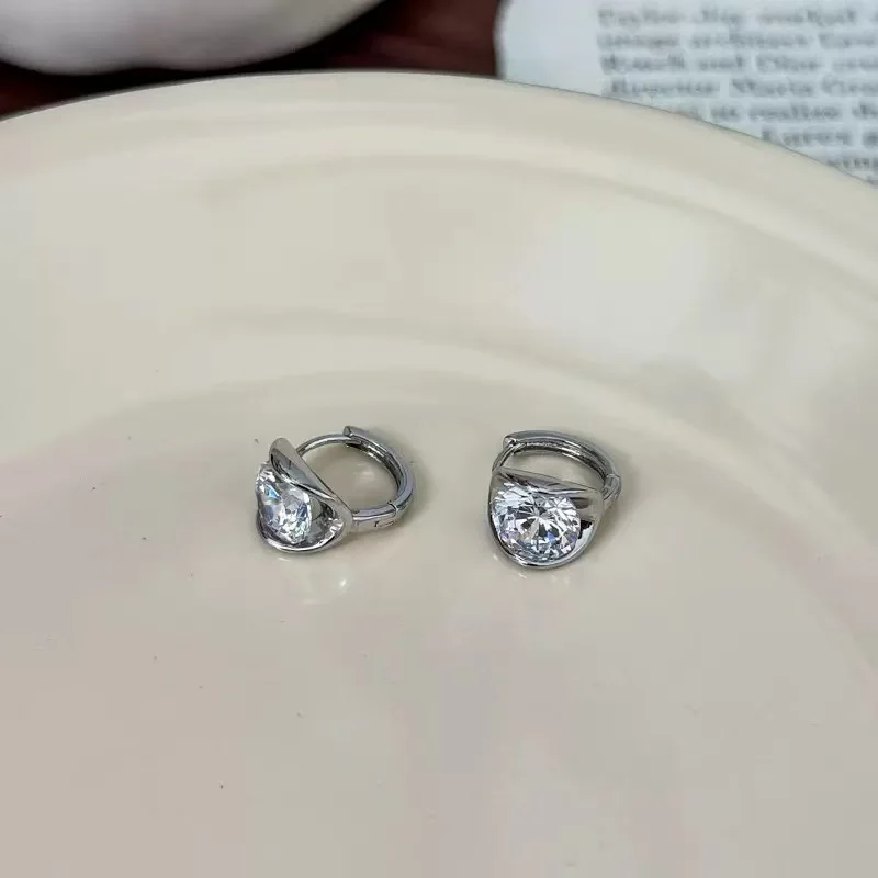 Schlichter, stilvoller Mini-Ohrclip mit funkelndem Zirkonia – Trendiger Metallschmuck 2026 für Damen – Vielseitige Mode-Ohrringe für den Alltag – Detail 8