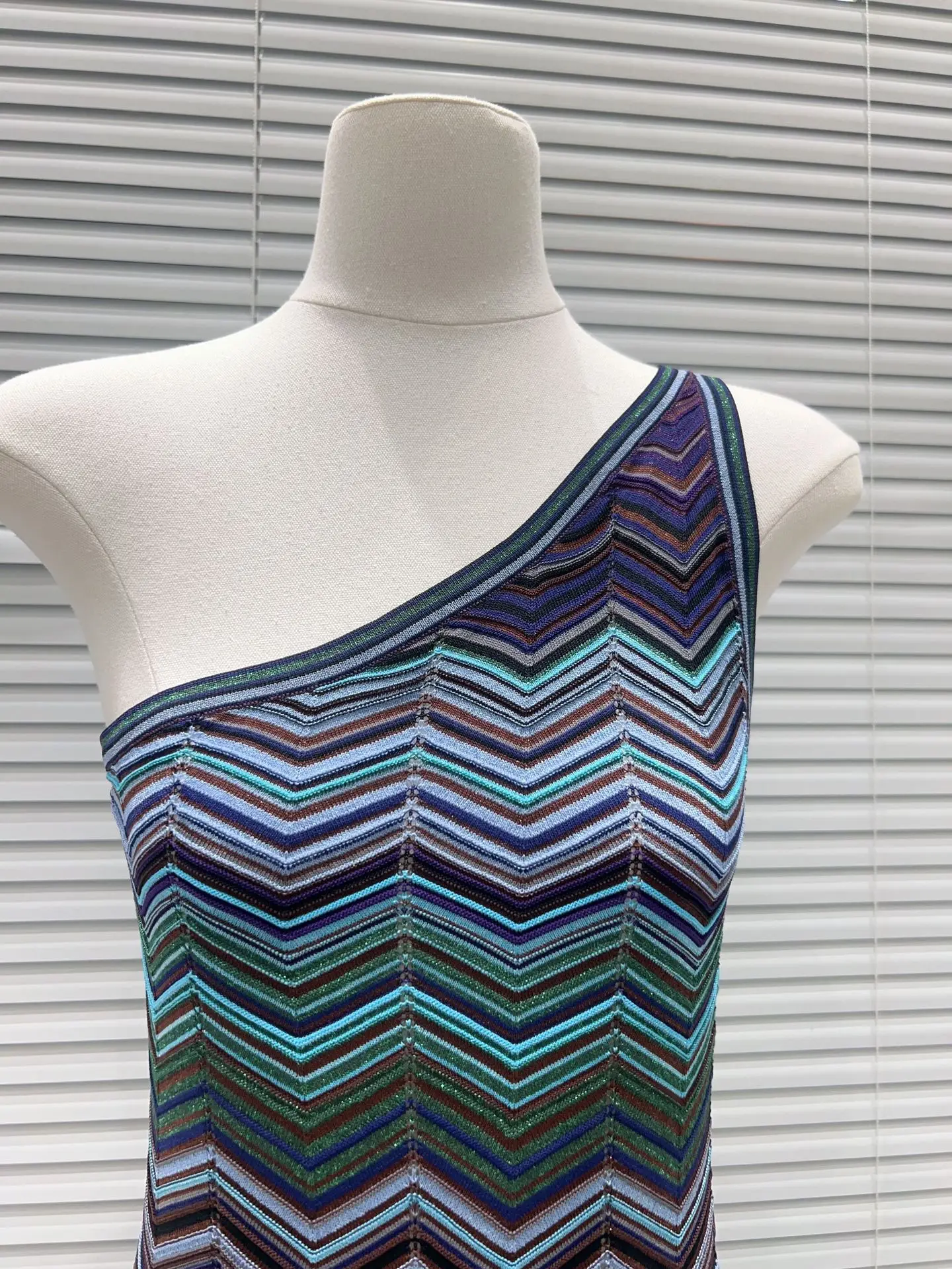 2026 Summer One Shoulder Color Contrast Wavy Gradient Slim Fit Sexy Knit Long Dress Two Colors