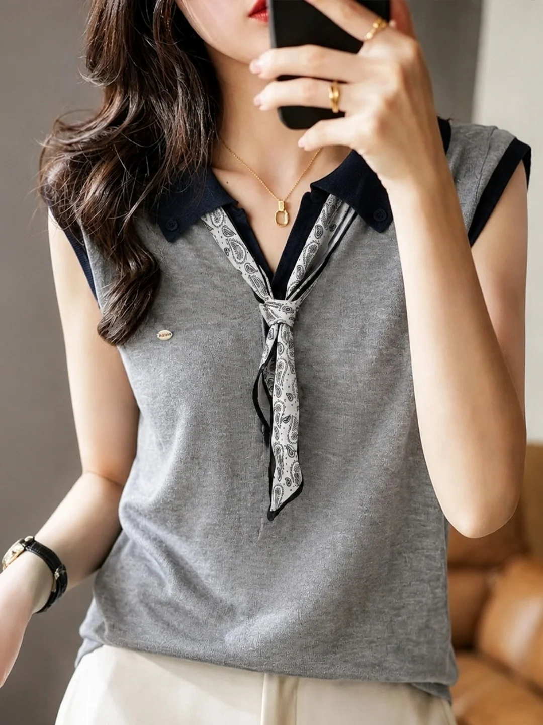 Fashionable Color Block Design Knitwear Crew Neck Commute Women's Top Minimalist Style Summer 2026 Versatile Stylish Silk Shirt