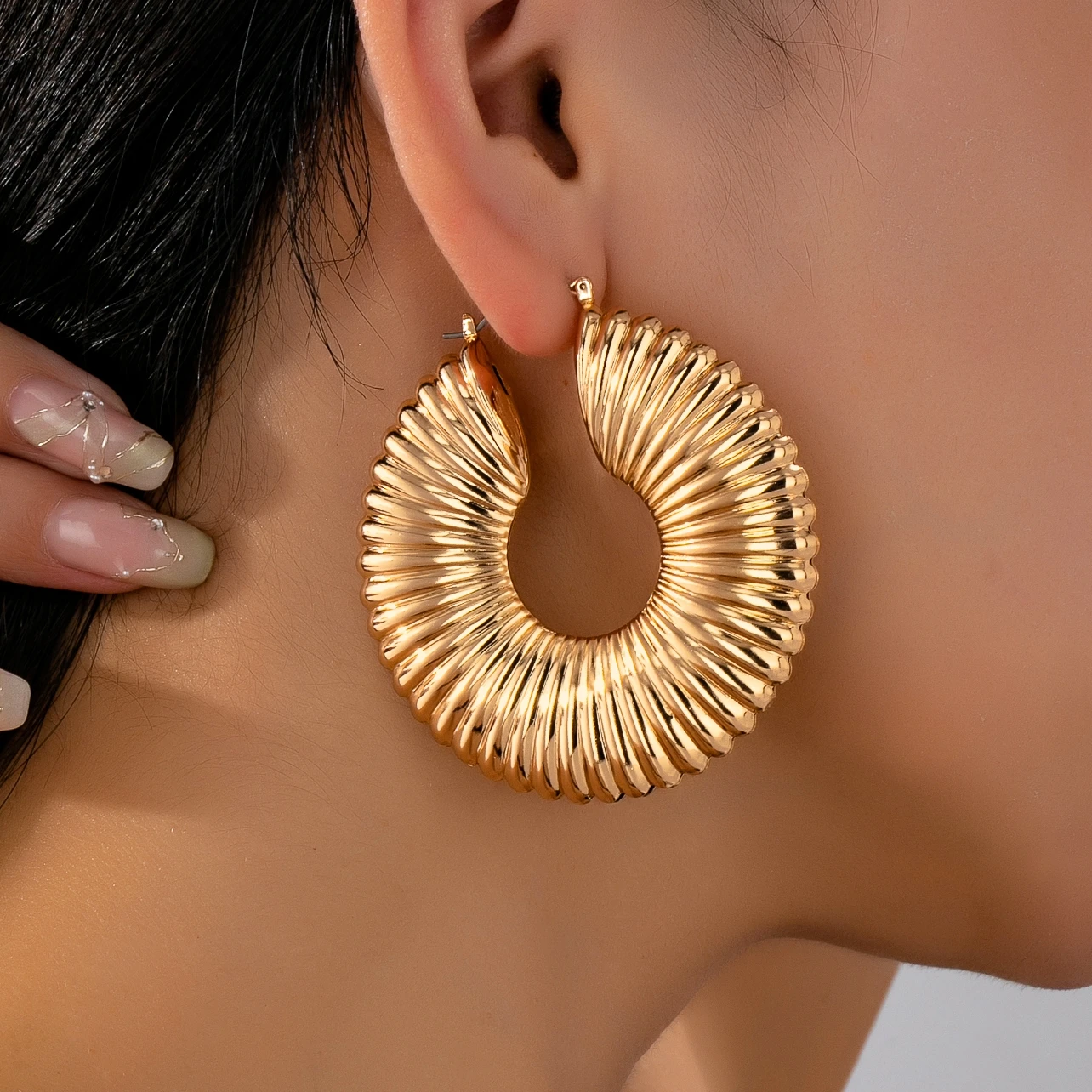 Un par de pendientes de aro para mujer, patrón de bucle redondo, pendientes simples y modernos, adecuados para uso diario y vacaciones