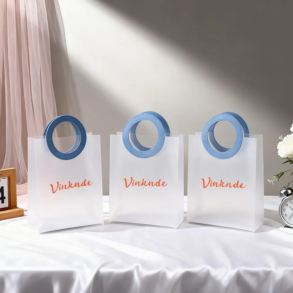 

Frosted Transparent Candy Jewelry Skincare Gift Bag 100Pcs PP PVC Custom Logo Shopping Tote Bag with PU Handle Valentine's Day