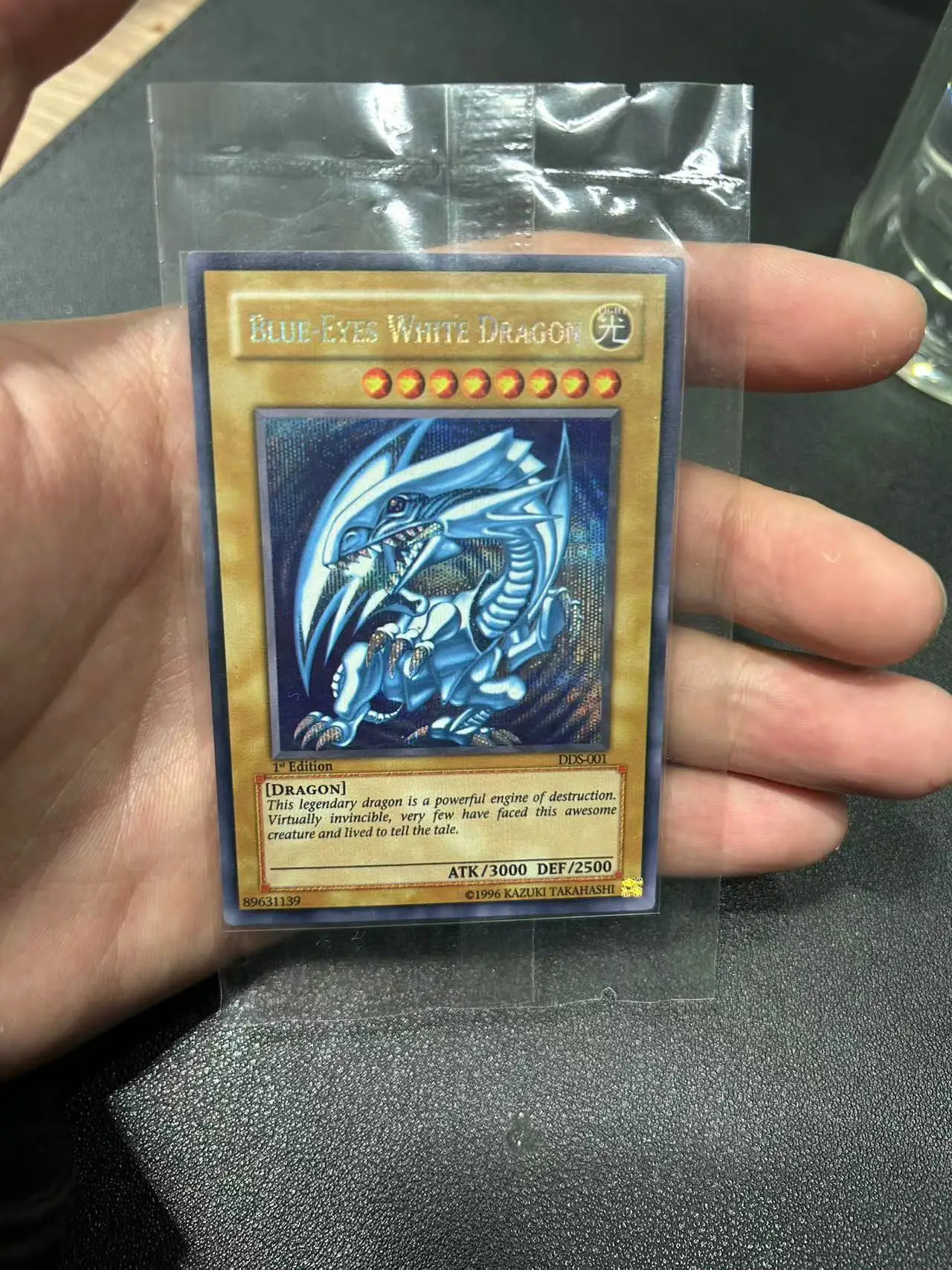 Yu Gi Oh Secret Rare/SER TCG Blue-Eyes White Dragon (الإصدار الأول DDS-001) بطاقة تخصيص المجموعة الإنجليزية (ليست أصلية)