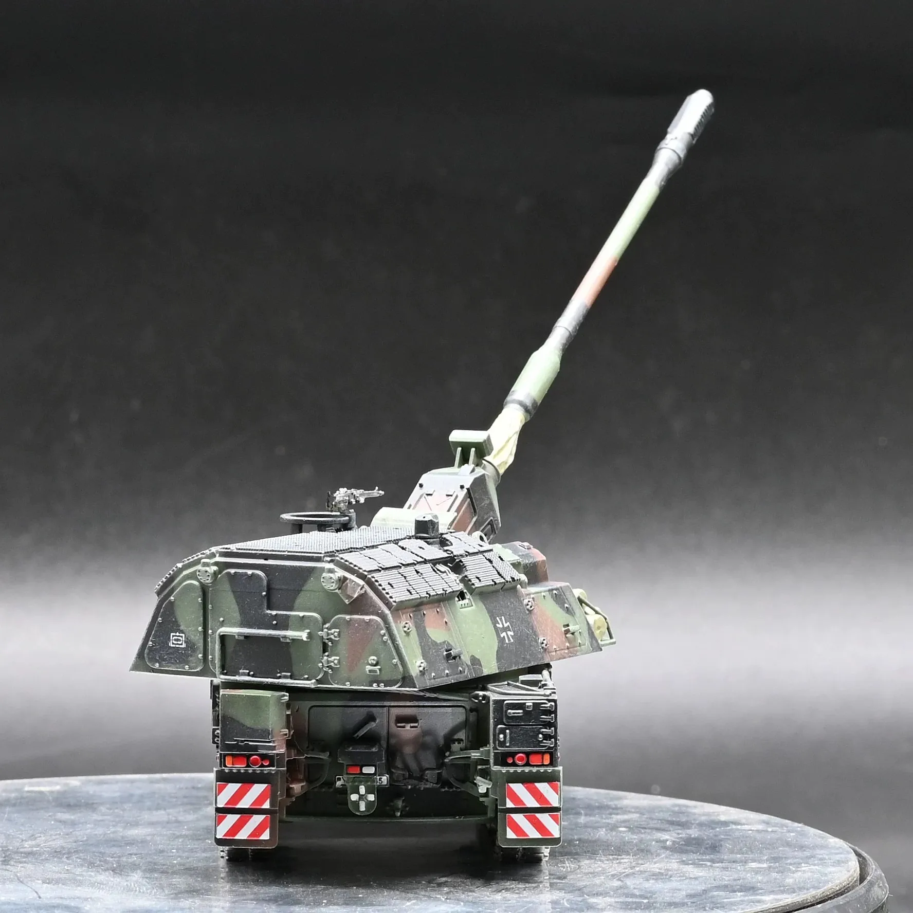 Sanrong 72313A 1/72 German PZH2000 Self-Propelled Howitzer, Tri-Color Camouflage, Finished Model