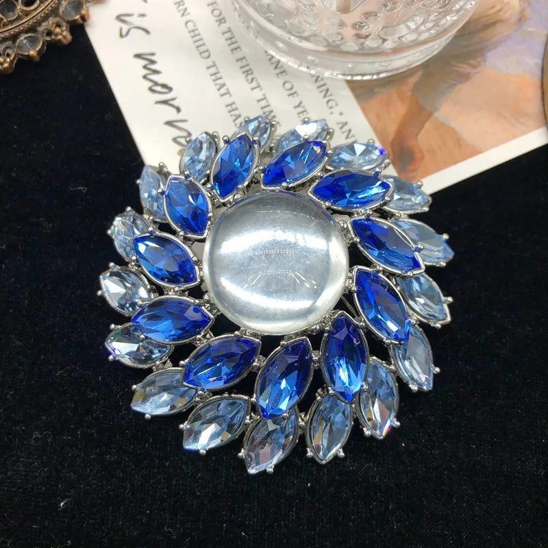 

Gradual Change Deep Sapphire Heavy Industry Design Glass Brooch Light Luxury Style High-end Hollow Medieval Pin Versatile Access