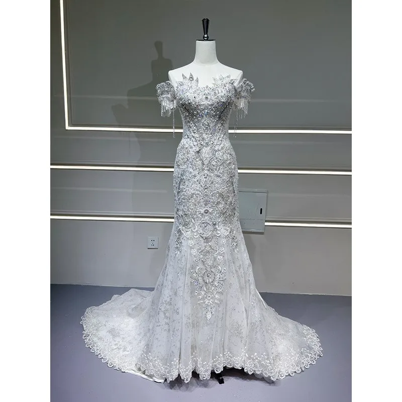 

A new fishtail yarn main fabric one-shoulder heavy industry welcome and toasting dress