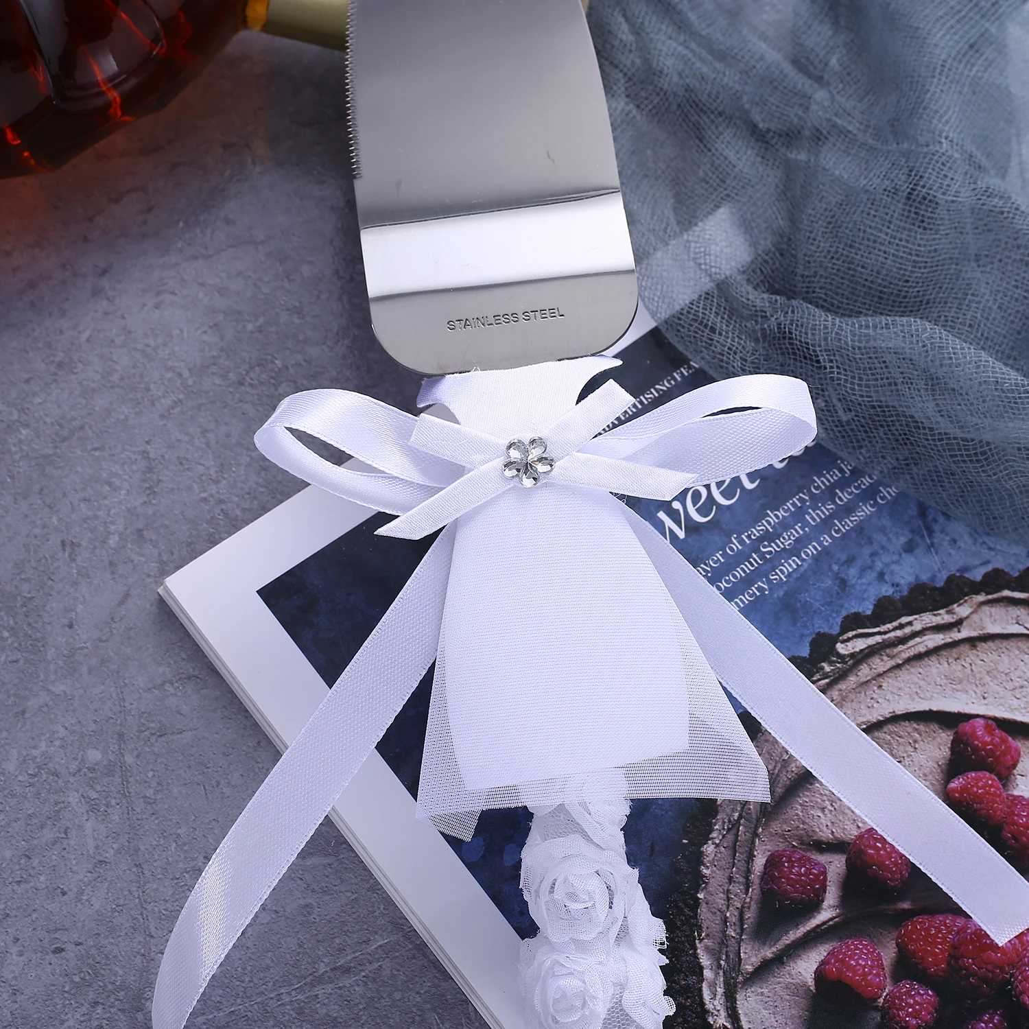 Une boîte de couverts de mariage, robes et robes de mariée, ensemble de couverts de gâteau à la tarte aux roses, outils de cuisson de gâteaux à pizza.