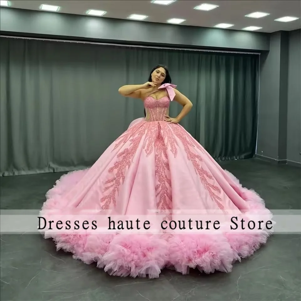 ชุดราตรีงาน Quinceanera สีน้ำเงินรอยัลแบบไหล่เดียวประดับลูกไม้ ปี 2025 ทรงบอลกาวน์ผูกโบว์ สำหรับงานฉลองจบการศึกษาอายุ 15 ปี ชุดราตรีงานเลี้ยงแบบเม็กซิกัน สามารถสั่งตัดได้