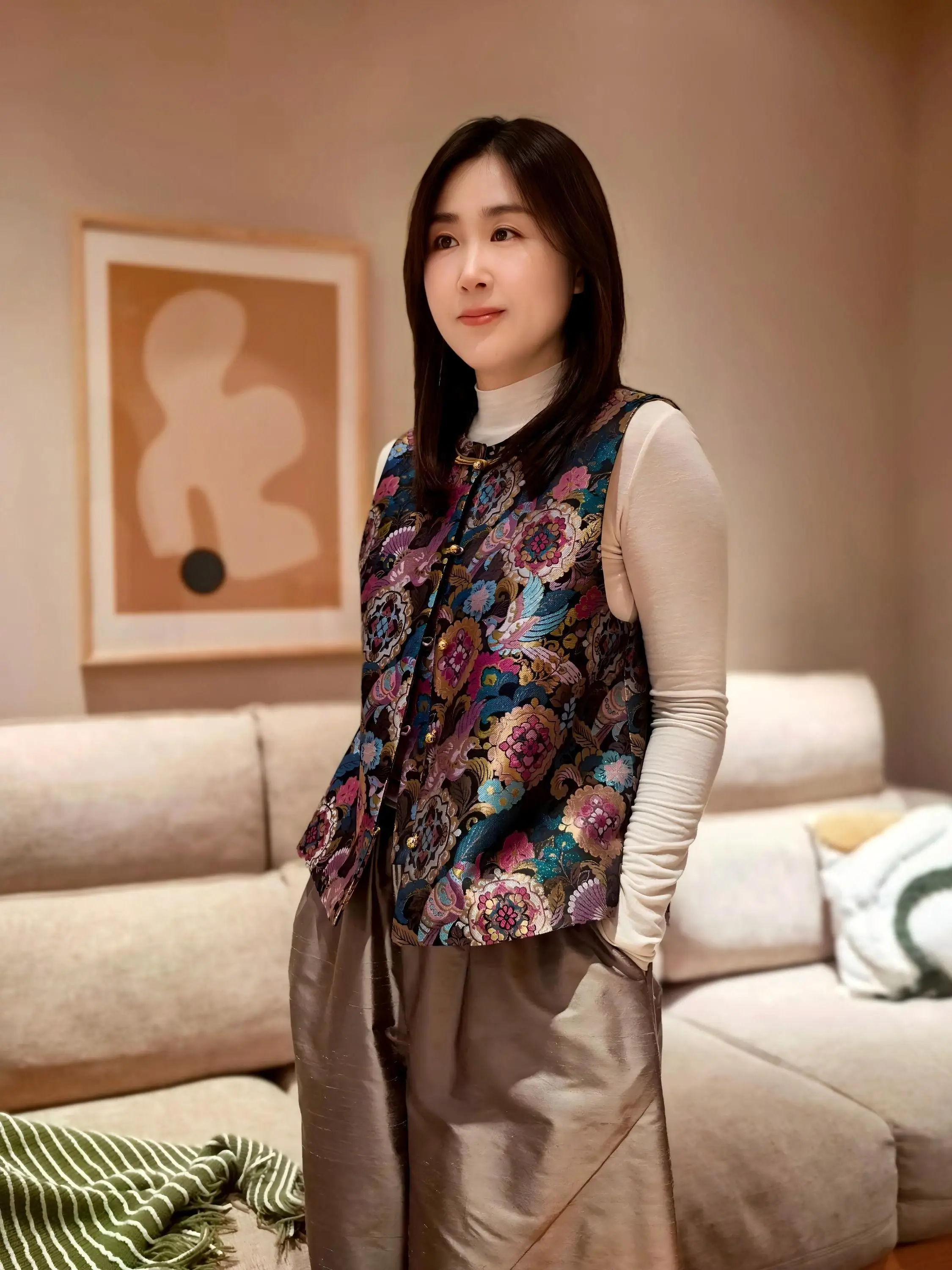 

Ele Bla Silk T Top with Enamel Brocade And Abalone ell Embelliments for Young And Middle-Aged Women